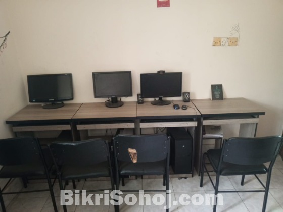 চেয়ার, টেবিল, কম্পিউটার।